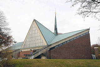 2471 Kirche Heilig Kreuz - Katholisches Gemeindezentrum 1965 erbaut - Architekt j. Rau und W. Bunsmann.