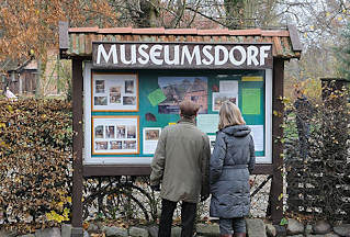 2564 Eingang zum Volksdorfer Museumdorf - Tafel mit Veranstaltungs-Anküdigungen.