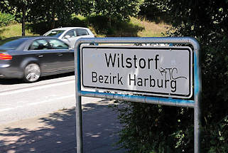 6373 Stadtteilschild Wilstorf, Bezirk Harburg; Stadteilgrenze zu Hamburg Langenbek, Strassenverkehr - Autos.