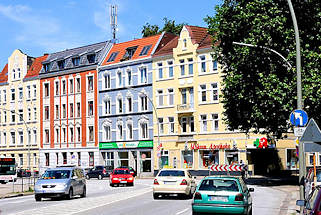 6394 Farbige Gründerzeitgebäude in Hamburg Wilstorf - Wohnbebauung an der Haupverkehrsstrasse des Stadtteils.