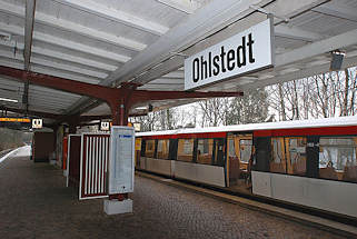 6961 Hochbahnhaltestelle Ohlstedt - Zug am Bahnsteig.