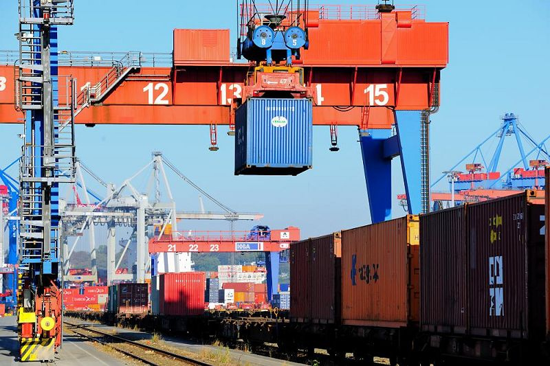 0800 Güterbahnhof, Containerbahnhof auf dem HHLA Container Terminal Burchardkai - Containerverladung auf einen Güterzug im Hamburger Hafen - ein Container wird auf den Waggon abgesenkt.