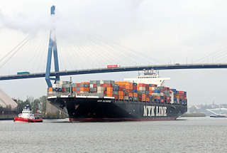 0935 Das 336 m lange und fast 46 m breite Containerschiff NYK Olympus kann 8626 TEU Container an Bord nehmen - bei voller Beladung hat es einen Tiefgang von 14,06m. Das Frachtschiff fährt unter der Köhlbrandbrücke Richtung Container Terminal Altenwerder.