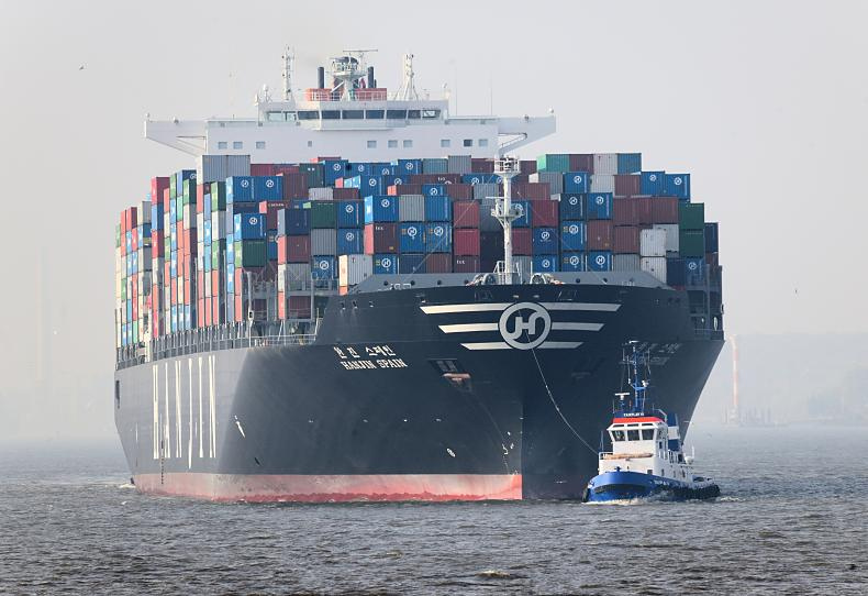 1621 Der Containerfrachter HANJIN SPAIN fährt mit Schlepperhilfe in den Hamburger Hafen ein - hoch beladenes Containerschiff vor Hamburg.