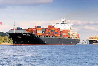 1982 Die Containerschiffe Santa Rebecca und MSC Rafaela laufen aus dem Hamburger Hafen aus.