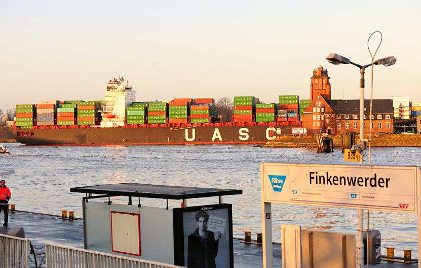 2049 Anleger der Hafenfähre in Hamburg Finkenwerder - ein hochbeladenes Containerschiff passiert die Lotsenstadtion am Seemannshoeft.