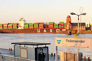 2049 Anleger der Hafenfähre in Hamburg Finkenwerder - ein hochbeladenes Containerschiff passiert die Lotsenstadtion am Seemannshoeft
