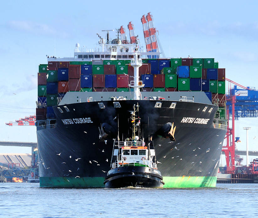 2104 Das Containerschiff HATSU COURAGE läuft in den Hamburger Hafen ein; das Frachtschiff hat eine Länge von 334 m und kann 8073 Container TEU transportieren.