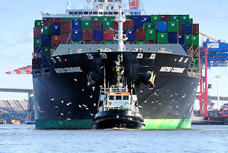 2104 Das Containerschiff HATSU COURAGE läuft in den Hamburger Hafen ein; das Frachtschiff hat eine Länge von 334 m und kann 8073 Container TEU transportieren.