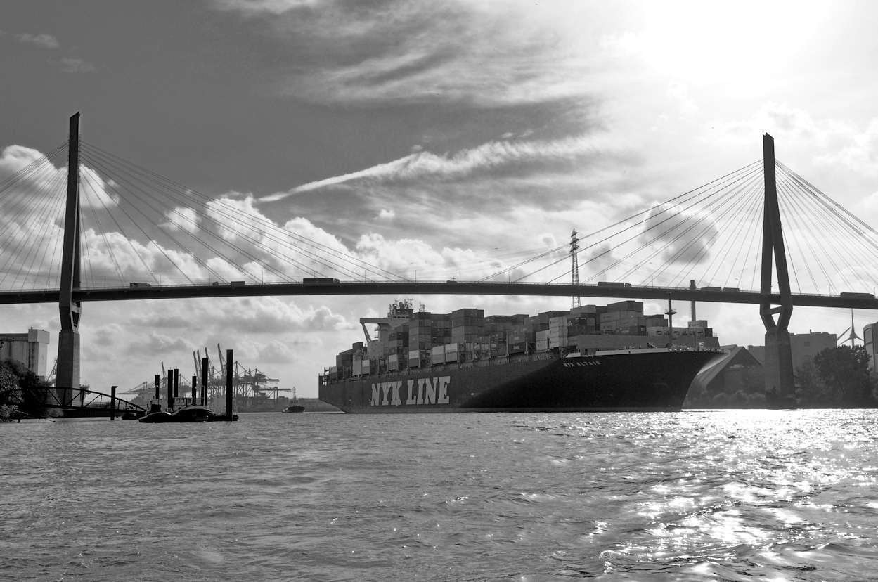 2192 Der Containerfrachter NYK ALTAIR unter der Köhlbrandbrücke im Hamburger Hafen - das Schiff hat das Containerterminal Altenwerder verlassen und fährt Richtung Elbe.