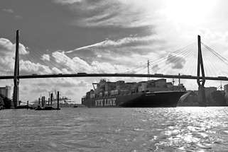 2192 Der Containerfrachter NYK ALTAIR unter der Köhlbrandbrücke im Hamburger Hafen - das Schiff hat das Containerterminal Altenwerder verlassen und fährt Richtung Elbe.