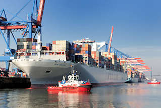 3124 Der Containerfrachter NYK HELIOS am Containerterminal Hamburg Altenwerder; Schlepper unterstützen das Schiff beim Ablegen und Auslaufen aus dem Hamburger Hafen. 