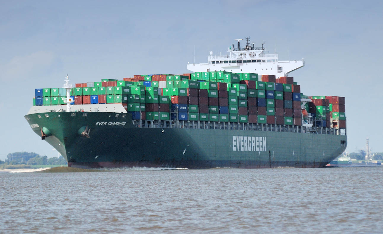 4042 Der Containerfrachter EVER CHARMING mit Containern beladen auf der Elbe in Fahrt Richtung Hamburger Hafen - das 335 m lange Containerschiff kann 8084 TEU Container als Ladung aufnehmen.