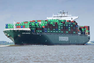 4042 Der Containerfrachter EVER CHARMING mit Containern beladen auf der Elbe in Fahrt Richtung Hamburger Hafen - das 335 m lange Containerschiff kann 8084 TEU Container als Ladung aufnehmen. 