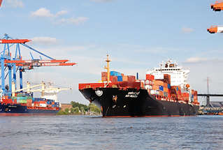 4725 Das Containerschiff SCI MUMBAI legt im Hamburger Hafen ab - lks. die Containerkräne am Burchardkai, im Hntergrund die Köhlbrandbrücke.