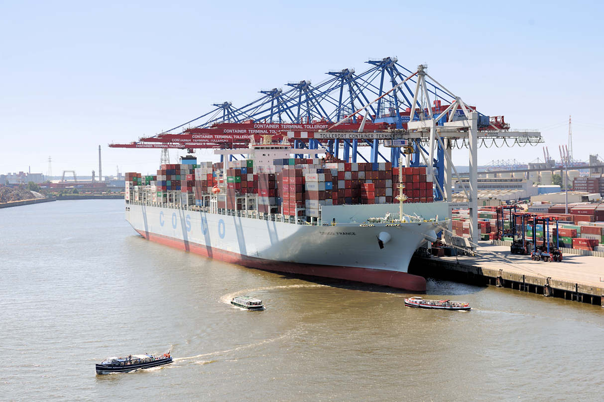 5250 Der Containerfrachter COSCO FRANCE unter den Containerbrücken des Terminals Tollerort - das Frachtschiff hat eine Länge von 366 m und kann 13686 TEU Container transportieren.