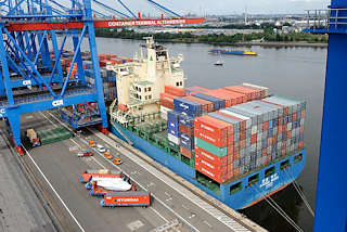 6062 Der Containerriese HYUNDAI BUSAN liegt unter den Containerbrücken des Terminals Altenwerder. Im Hintergrund auf der Süderelbe eine Binnenschiff und ein Segelboot.