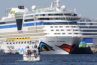 6730 Das Kreuzfahrtschiff AIDAluna liegt am Cruisecenter in der Hamburger Hafencity - ein Sportboot fährt Richtung Passagierschiff.