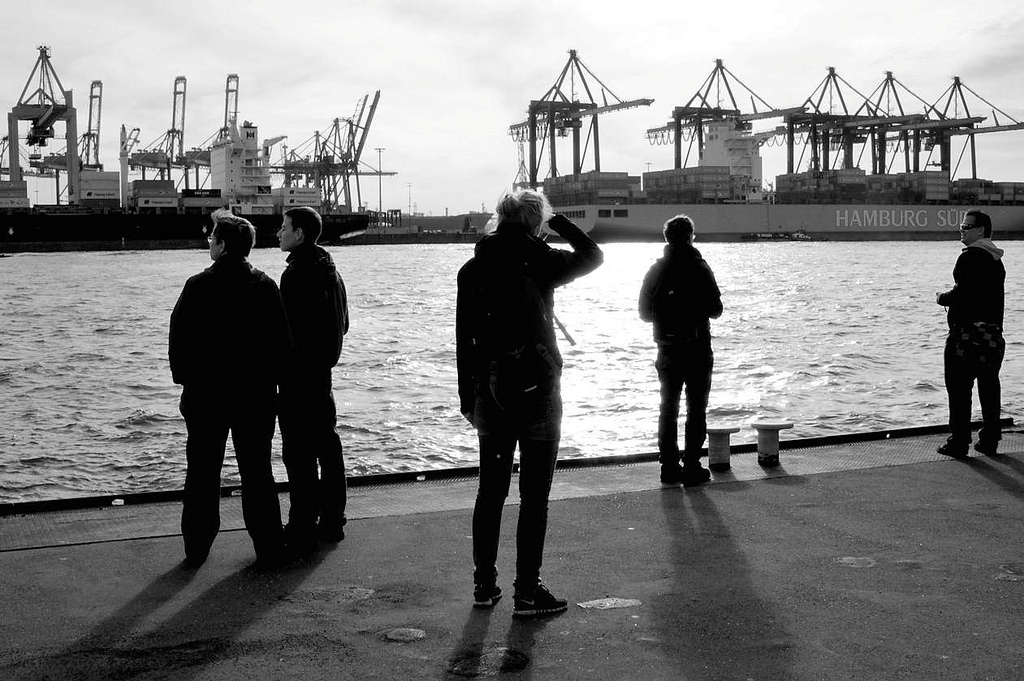 6731 Blick vom Schiffsanleger Hamburg Neumühlen über die Elbe zum Container Terminal Burchardkai in Hamburg Waltershof. Passagiere warten auf die Hafenfähre.