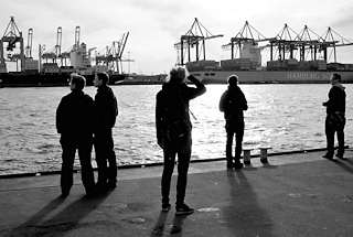6731 Blick vom Schiffsanleger Hamburg Neumühlen über die Elbe zum Container Terminal Burchardkai in Hamburg Waltershof. Passagiere warten auf die Hafenfähre.