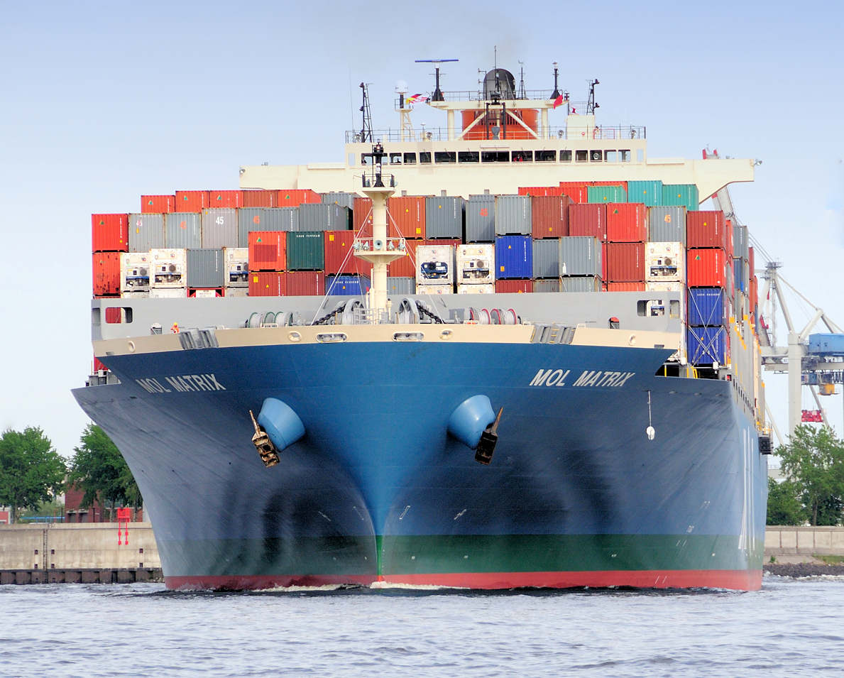 7646 Containerfrachter MOL MATRIX auf der Elbe - das Frachtschiff hat eine Tragfähigkeit von 79312 t und kann 6724 TEU Container transportieren.