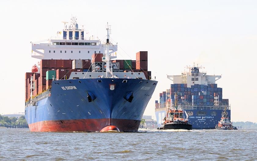 8020 Der Containerfrachter CMA CGM Butterfly läuft aus dem Hamburge Hafen aus - der Frachter HS CHOPIN kommt herein; hat eine Länge von 247m und eine Breite von 32m - er hat eine Ladefähigkeit von 3586 TE.