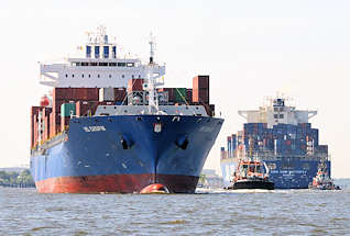 8020 Der Containerfrachter CMA CGM Butterfly läuft aus dem Hamburge Hafen aus - der Frachter HS CHOPIN kommt herein; hat eine Länge von 247m und eine Breite von 32m - er hat eine Ladefähigkeit von 3586 TE.