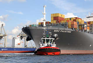 8506 Bug des 366m langen und 48m breiten Containerschiffs MSC Faustina. Ein Hafenschlepper unterstützt den Containerriesen beim Wenden im Hafenbecken.