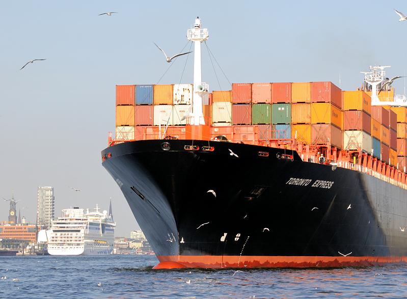 8951 Bug des 32m breiten Containerschiffs TORONTO EXPRESS beim Anlegen am Container Terminal Burchardkai an der Hamburger Norderelbe. Im Hintergrund liegt ein Passagierschiff am Altonaer Kreuzfahrtterminal. 