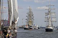 011_17499 - das russische Segelschulschiff Kruizenstern wird mit Hilfer von zwei Schleppern fr die Hamburger Hafenparade in Position gebracht.