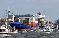 011_17505 - der Containerfeeder Herm J, hoch beladen mit Container, bahnt sich seine Weg durch das Gewusel der vielen Yachten und Barkassen, um seine Ladung auf der Elbe Richtung Nordsee zu bringen.