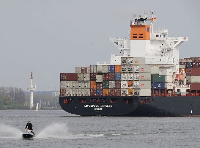 Hamburger SAMMELSURIUM || Fotos von der Elbe - Jetski und Containerriese. Hamburgfotografie Christoph U. Bellin 051_26033 Das Containerschiff LIVERPOOL EXPRESS mit dem Heimathafen Hamburg fhrt vor Wedel Richtung Hamburger Hafen. Der Containerfrachter der Reederei HAPAG LLOYD gehrt zur Dublin Klasse und hat eine Gesamtlnge von 282m und eine Breite von 32,20m - der Fachter kann 4.115 TEU / Standartcontainer an Bord nehmen. Im Vordergrund fhrt ein Jetski / Wassermotorrad in voller Fahrt, so dass die Gischt hoch aufspritzt. www.fotograf-hamburg.de