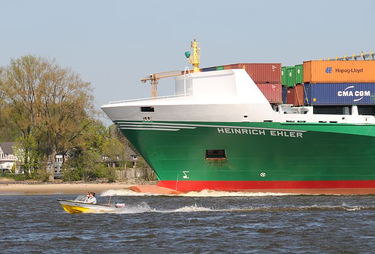 Hamburgbilder von der Elbe; Containerfeeder + Sportboot. 053_6803 Der Container Feeder Heinrich Ehler hat seine Liegeplatz im Hamburger Hafen verlassen und fhrt auf der Elbe Richtung Nordsee. Der Frachter hat eine Lnge von 167 m und kann 1404 TEU / Standardcontainer laden; ein kleines Sportboot hat das Frachtschiff berholt. www.fotograf-hamburg.de