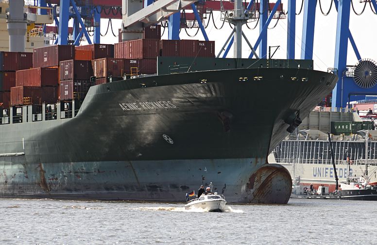 Hamburg-Motive aus dem Hafen - Bug Containerfrachter, Motorboot. 056_7990 Der Containerfrachter Aenne Rickmers liegt mit Containern beladen am Kai des HHLA Container Terminal Altenwerder - dicht am Wulstbug des Frachtschiffs fhrt ein Motorboot durch das Hafenbecken. www.fotograf-hamburg.de