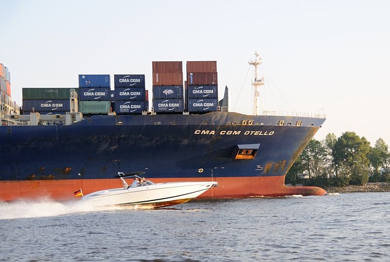 Fotoaufnahmen aus dem Hamburger Hafen - Containerfrachter, Motoryacht. 057_4880 Die CMA CGM OTELLO verlsst mit Containern voll beladen den Hamburger Hafen - auf der Hhe Hamburg Oevelgnne wird der Containerfrachter von einem Motorbood in vollem Speed berholt. www.fotograf- hamburg.de