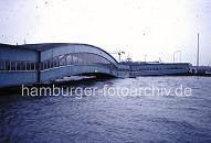08_60 Bei der Sturmflut 1976 erreichte das Hochwasser in Hamburg St. Pauli seinen bisher gemessenen Hchststand von 6,45m ber NN ( 1963 = 5,70m ). Das Wasser steht bei der berseebrcke so hoch, dass eine Durchfahrt fr Schiffe nicht mehr mglich ist - Teile der beweglichen Brcke berhren schon die Wasseroberflche. www.hamburger-fotoarchiv.de