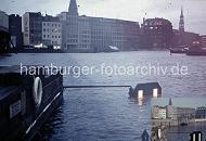 09_61 Hochwasser in Hamburg - bei einem Pegelhchststand 6,45m ber NN in Hamburg St. Pauli halten die Hochwasserschutzanlagen beim Zollkanal / Binnenhafen den Wassermassen stand. Auf der gegenber liegenden Seite die Strasse KAJEN, das Wasser hat fast die Sturmflutschutzanlage erreicht.