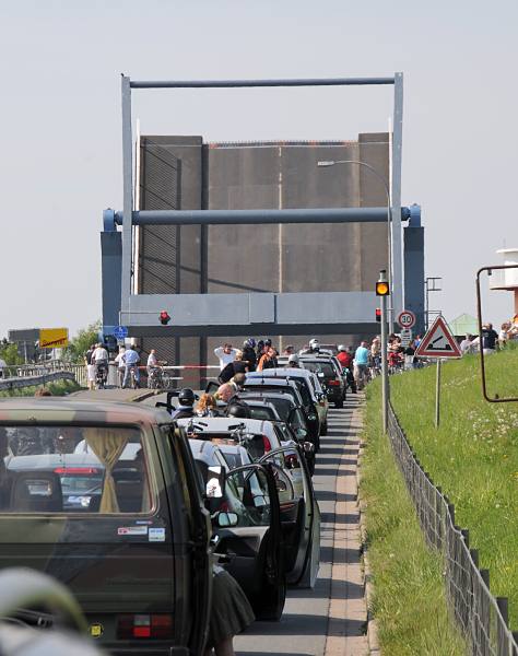 Bilder vom Elbufer bei Hamburg - Klappbrcke, Lhe -hochgeklappte Brcke, Lhe Sperrwerk. 011_7268 Je nach Wasserstand der Lhe + der Elbe, der tideabhngig ist, muss die Klappbrcke ber die Lhe hochgefahren werden, damit die Schiff die Durchfahrt passieren knnnen. In dieser Zeit staut sich der Autoverkehr vor der Klappbrcke; auch Fussgnger und Radfahrer warten auf die Freigabe der Strae.