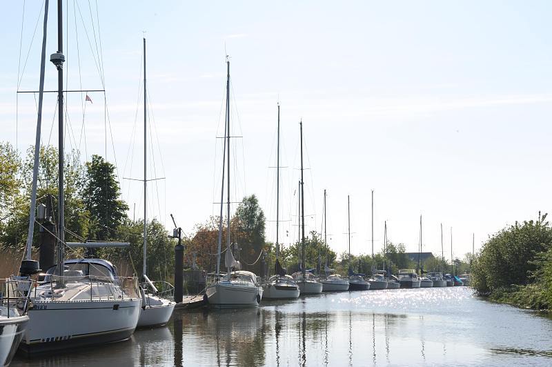 Bilder vom Alten Land; Anleger mit Sportbooten auf der Lhe. 019_4005 Segelschiffe und Motorboote eines Sportbootvereins liegen an den Pontons am Ufer der Lhe. Der Flue Lhe entsteht in Horneburg, wo die Aue mit der Landwettern zusammenfliet und mndet nach 12,7 km bei Grnendeich in die Elbe.