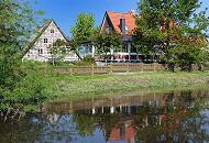 020_4075 Wohnhuser am Lheufer - da der Fluss keine Schleuse hat ist sein Wasserstand von der Tide der Elbe abhngig. Bei Ebbe ist der Wasserweg durch das Alte Land kaum zu befahren.