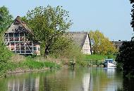 024_4098 Dicht stehen die Fachwerkhuser am Ufer der LHE. Das Alte Land ist mit ca. 14 3000 Hektar Baumobst der Obstkorb der Nation. Der Name "Altes Land" hat nichts mit 'alt' zu tun, sondern weist auf die Besiedlungsge- schichte hin. Auf Plattdeutsch heit das Gebiet "Olland" (hochd. 'Altland'). Dieser Name geht auf die Kolonisierung durch niederlndische Kolonisten zurck. Als Begrnder des Alten Landes gilt Priester Hendrik aus Jacobswoude, dessen Wirken urkundlich belegt ist.