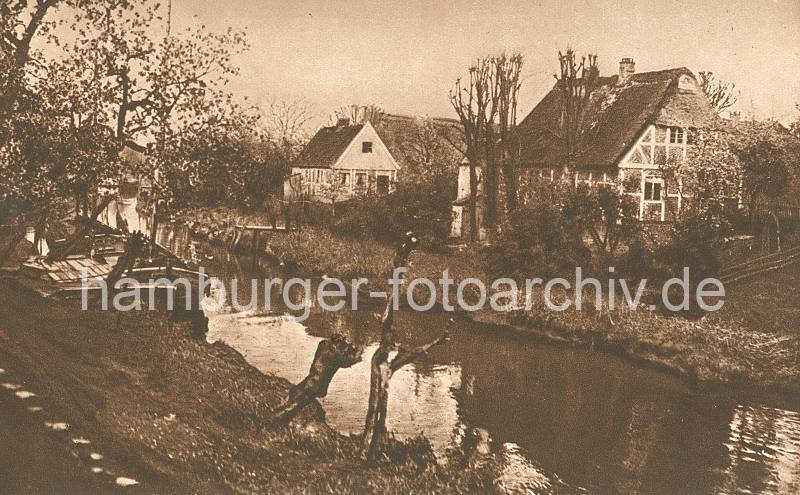 Historische Aufnahme von der Lhe - Bauernhuser im Alten Land. Fachwerkhuser am Ufer der Lhe - Lastsegler am Anleger.  018_1_3504 Die Obstbauer haben ihre Ernte mit einem Lastsegler auf den Obstmarkt transportiert; der Mast konnte nieder gelegt werden, so dass auch niedrige Brcken durchfahren werden konnten. Ein Ewer liegt am Anleger an der Lhe - auf der anderen Seite des Flusses reetgedeckte Fachwerkhuser.