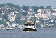 27_4171 Die Elbfhrte verkehrt zwischen dem Anleger Blankenese und Cranz am Estesperrwerk. Diese Fhrverbindung ber die Elbe, gilt als eine der ltesten Hamburg - im Mittelalter wurden jede Woche dort Hunderte von Ochsen mit Booten ber die Elbe gebracht. Die Fahrgste auf der Elbfhre geniessen den Fahrtwind und die Sonne auf dem oberen freien Deck des Fhrschiffs - im Hintergrund der Anleger und Wohnhuser Blankeneses.