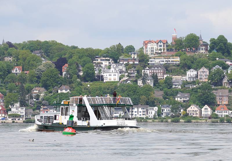 Fotos vom Hamburger Elbufer - Metropolregion Hamburg. Elbfhre ALTONA auf dem Weg zum Anleger BlankeneseFotos vom Hamburger Elbufer - Metropolregion Hamburg. Elbfhre ALTONA auf dem Weg zum Anleger Blankenese 028_7375 Die Elbfhre ALTONA kommt vom Anleger Cranz und berquert die Elbe Richtung Hamburg Blankenese. Am gegenber liegenden Elbufer der Strand von Blankenese und die Huser am Sllberg. Im Vordergrund ein Schifffahrtszeichen, dass das Fahrwasser der Fhrverbindung markiert. Eine  Fahrwasserkenn- zeichnung ist auch notwendig, da groe Teile des Mhlenberger Lochs bei Ebbe trocken fllt. Die Grn-rote Tonne weist auf das abzweigende Fahrwasser zur Este hin.