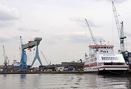 034_7381 Blick in den Werfthafen der Sietas Werft an der Este. Rechts am Ausrstungskai der Neubau der kombinierten Auto- und Personenfhre UTHLANDE der  Wyker Dampfschiffs-Reederei. Die Fhre hat ihren Heimathafen in Wyk auf Fhr hat und verkehrt auf der Route Dagebl - Fhr - Amrum.