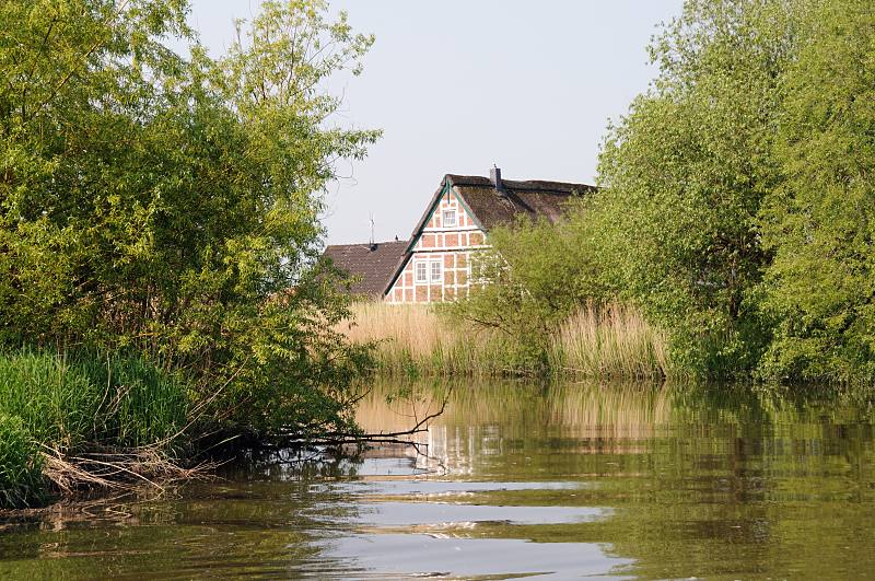 Bilder aus dem Alten Land - Bundeswasserstrasse Este. Bewachsenes Flussufer, Weiden + Grser - Bauernhaus mit Fachwerk / Strohdach.  040_7498 Die 44,7km lange Este ist ein Nebenfluss der Elbe; die Untere Este von der Mndung bis zum Buxtehuder Hafen ist ein Bundeswasserstrasse der Klasse I. Allerdings hat der stark versandete Fluss, der bei Niedrigwasser nicht teilweise nicht passierbar ist, kaum noch Bedeutung fr die Berufsschifffahrt.