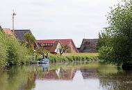 049_7463 Die Wohnhuser stehen vor Hochwasser geschtzt hinter dem Deich der Este. Auf dem Fluss herrschte zu frheren Zeiten ein reger Gterverkehr, der mit Lastseglern ausgefhrt wurde. Diese brachten die Waren an ihre Zielorte, wie z. B. die Obsternte auf die Hamburger Mrkte. Jetzt ist der Lauf der Este ein reizvolles Sportbootrevier -  die Fahrt entlang Obstbumen und kleinen Ortschaften. Wo frher die Berufsschiffer ihre Khne ankerten, befinden sich heute entlang des gesamten Verlaufs von Buxtehude bis Cranz zahlreiche Schlengel/ Liegepltze fr Segel- und Motorboote.