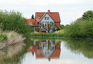 050_4296 Wohngebude direkt am Ufer der Este. Auf dem Fluss, der durchs Alte Land fhrt, herrschte zu frheren Zeiten reger Gterverkehr. Ewer mit flachem Boden und geringen Tiefgang brachten die  Obsternte der Altlnder Obstbauern auf die Hamburger Mrkte. Jetzt ist der Lauf der Este fr Sportboote ein reizvolles Wasserrevier in der Nhe Hamburgs.