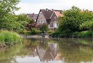 053_7429 Die Wohnhuser liegen direkt am Ufer der Este - fast jedes der Einzelhuser hat einen eigenen Bootsanleger fr ein Sportboot. Ein Gtertransport auf dem Altlnder Wasserweg, wie er frher z.B. mit Ewern  vorgenommen wurde, finde nicht mehr statt - die Este ist ein Sportbootrevier geworden.