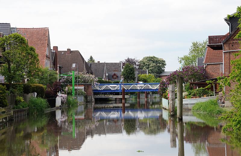 Fotos aus dem Alten Land - der Wasserweg Este bei Estebrgge. Drehbrcke ber die Este bei Hochwasser.  055_7537 Blick auf die Drehbrcke bei Estebrgge; bei Hochwasser ist die Durchfahrtshhe fr Sportboote recht gering. Seit dem Mittelalter war die Brcke bei Estebrgge die einzige Querungsmglichkeit im Unterlauf der Este. Ursprnglich als Hollnder-Zugbrcke ausgefhrt, verbindet die heutige Drehbrcke die Jorker Ortsteile Estebrgge und Moorende.